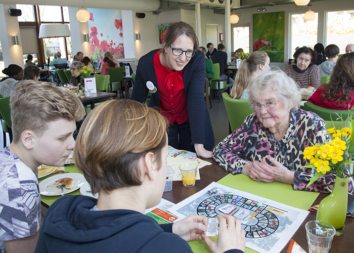 Lunch met de Fonteinmavo en eenzame ouderen in de wijk (ontmoeten, kennismaken)